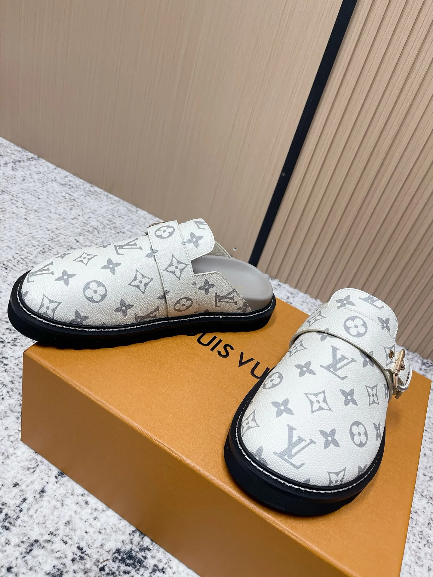 [L Family] P: 460💰 Size: 35-46 (female 40.41, male 45 46 custom-made) Top version Louis vuitton Lv new couple Birkenstock slippers. Cute and cute, not too good on the feet. Simple and high-end slingback design. Ready to wear and go. Good news for lazy people. Imported cowhide leather upper/imported old calico. Original hardware buckle, original molded high-density foam outsole.